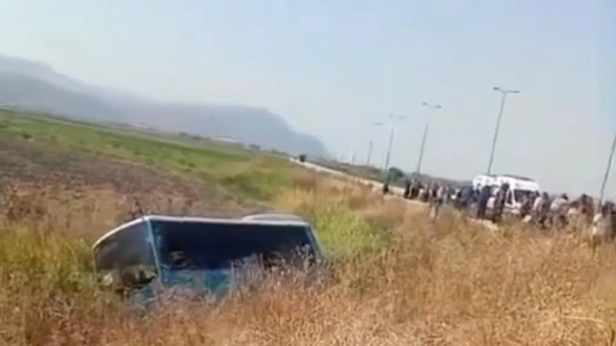 Antakya'da otobüs şoförünün rahatsızlanması sonucu tarlaya devrildi