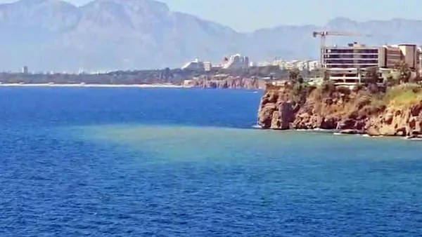 Antalya Falezlerindeki Deniz Bulanıklığı İçme Suyu Arızasından Kaynaklandı