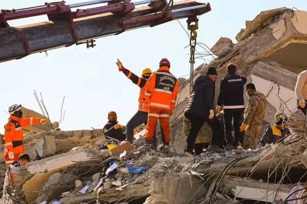 Başakşehir inşaatında istinat duvarı çöktü: Ekipler son işçiye ulaşmaya çalışıyor