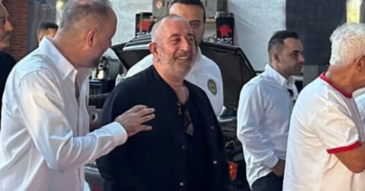 Cem Yılmaz'ın sağlığı: Bastonla görüntülendi