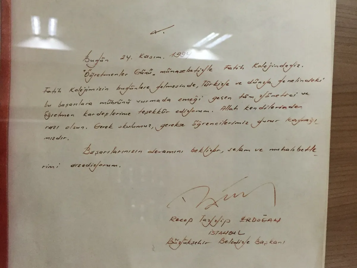 Erdoğan'dan yeni eğitim yılına neşeli giriş: Sahne çocuklarla doldu taştı